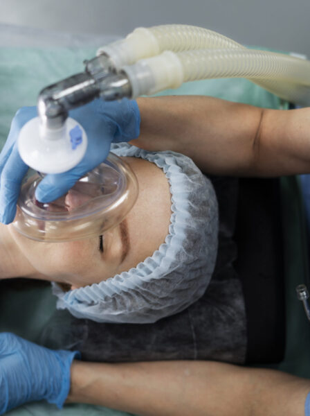 nurse-putting-oxygen-mask-patient